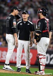 투수 교체하는 이강철 감독