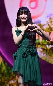 피프티 피프티 키나, 귀여운 미소로