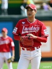 피치컴으로 사인 보내는 김광현