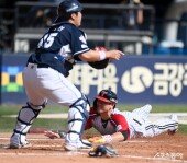 홍창기 ‘발로 만든 득점’