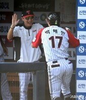 염경엽 감독 ‘(박)해민 그라운드 홈런 축하해’