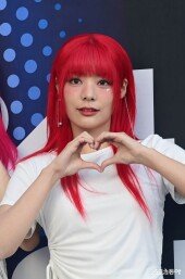 QWER 시연, 긴장한 포토타임