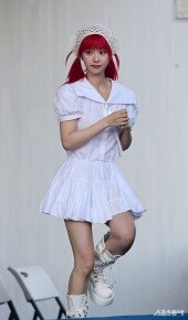 QWER 쵸단, 긴장한 등장