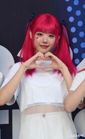 QWER 히나, 빨간 머리로 완성한 왕념치킨