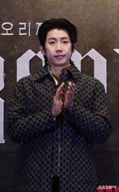 박재범, 긴장한 박수