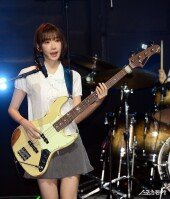 QWER 마젠타 ‘미모와 실력을 겸비~’