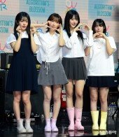 QWER ‘요정들의 러블리한 하트’