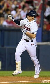 김재환 ‘역전 투런 홈런 폭발’