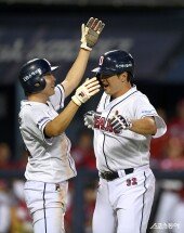 김재환 ‘28호 홈런으로 역전’