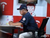 김태형 감독 ‘멀어지는 가을야구’