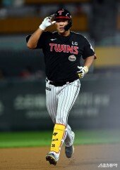 김성진, 짜릿한 데뷔 첫 홈런