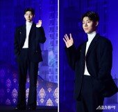 배현성, 긴장감에 굳은 얼굴로