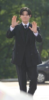 김동준, 수줍은 인사