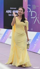 시티 살레하, 시선 사로 잡는 드레스