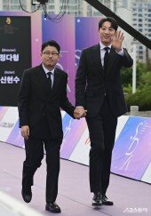 정다형 감독-신현수, 다정하게 손 잡고