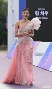 킴 치우, 귀여운 미소로 등장