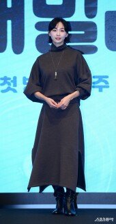 금새록 ‘서서히 시력을 잃어가요’