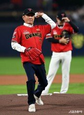 2017 KIA 우승 감독 김기태 ‘2024 KS 우승 기원 시구’