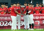 KIA ‘홈에서 정규시즌 우승 트로피~’