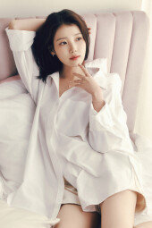 아이유, 필승의 셔츠룩…침대서 나른+청순 분위기 [화보]