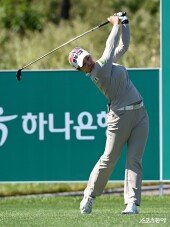 티샷 날리는 지한솔