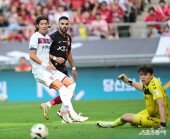 루카스, 아쉽게 놓친 골찬스