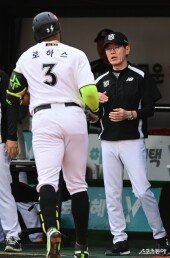 이강철 감독, 로하스 솔로포 좋아!