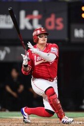 어깨 통증으로 배트 놓치는 추신수