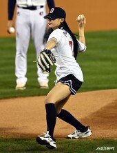 뉴진스 민지 ‘두산 승리기원 시구~’