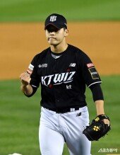 승리 지킨 박영현 ‘주먹 불끈~’