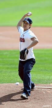 강기영 ‘두산 승리 기원 시구’