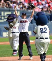 강기영, 완벽 시구에 두 손 번쩍!