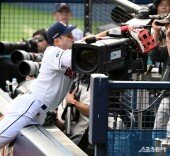 방송카메라 덮친 양석환