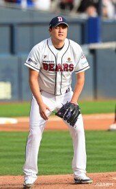 김강률, 아쉬운 송구 실책