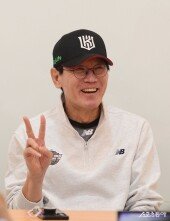 ‘오늘도 그거 해주세요’ 이강철 감독, 승리의 V