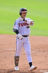 신민재, 팀 첫 번째 안타