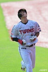 홍창기, 나가질 못하네