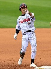 신민재, 2-2 동점 적시타!