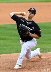 엄상백, 승리하고 기분좋게 홈으로~