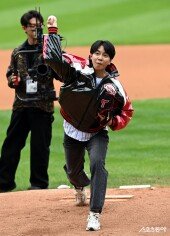 이승기, LG 승리 기원 시구~