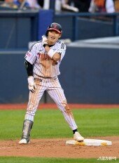 신민재 ‘안타와 실책을 싹쓸이’