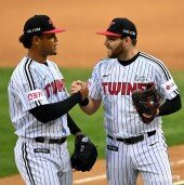 오스틴 ‘에르난데스, 멋진 투구였어~’