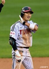 신민재, 적시타 후 상대 실책으로 3루까지 진루!