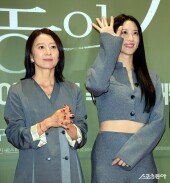 김희애-수현 ‘팬들을 향한 손인사~’