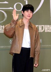 수호 ‘보통의 가족 화이팅’