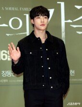 우도환, 시크한 인사~