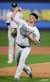 KT 팬을 대표해 김주일 응원단장의 시구