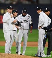 우규민, 통증 호소하며 교체