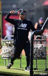 배팅볼로 동료들 돕는 박경수