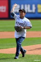 이재준 수원시장 ‘KT 승리기원 시구~’